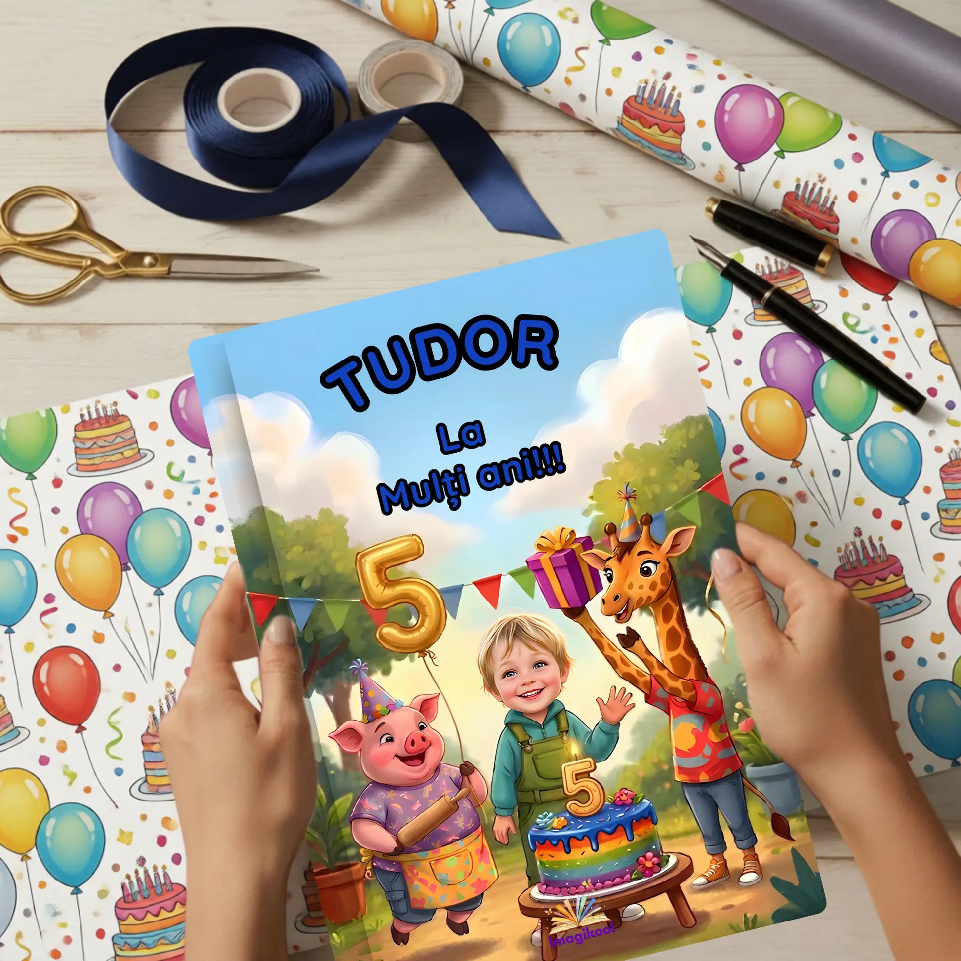 Cartea personalizata la multi ani ambalata ca un cadou de aniversare pentru copii