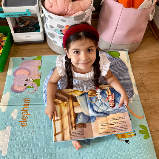 Copil fericit cu cartea personalizata Aventura de Paste – un cadou inedit pentru copii de paste