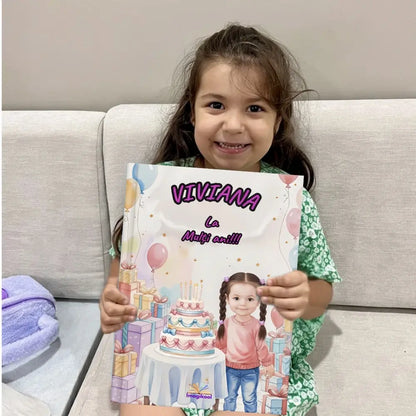 Copil fericit citind cartea personalizată „La mulți ani”