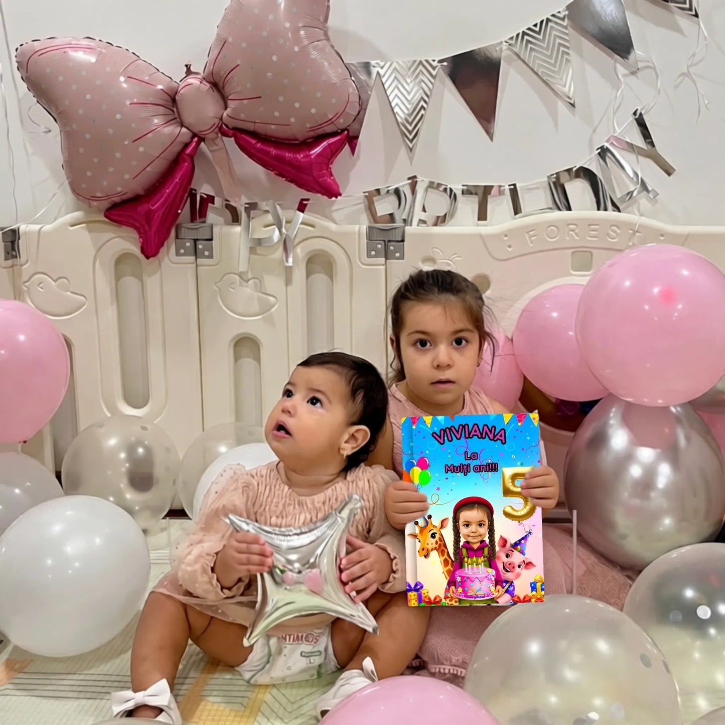 Copil fericit cu cartea personalizată La mulți ani – un cadou inedit pentru aniversare
