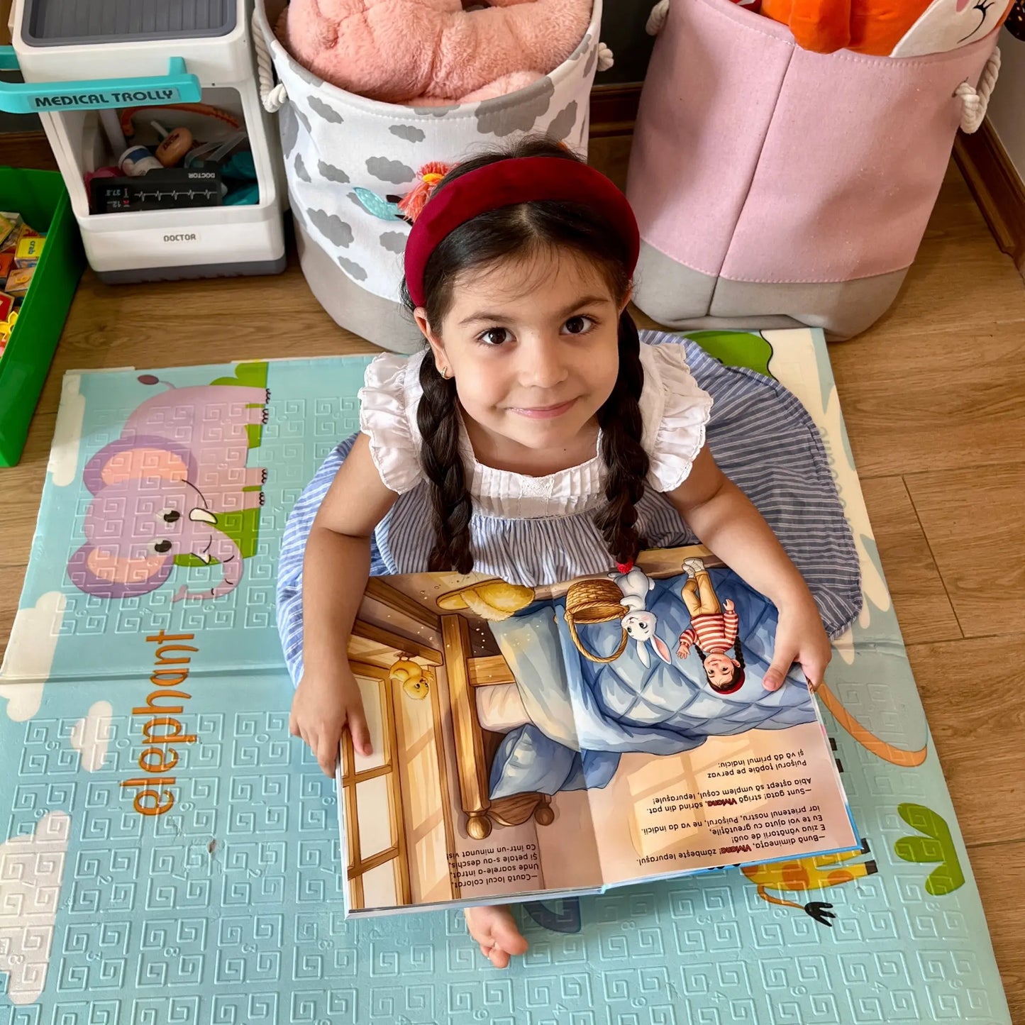 Copil fericit cu cartea personalizata Aventura de Paste – un cadou inedit pentru copii de paste